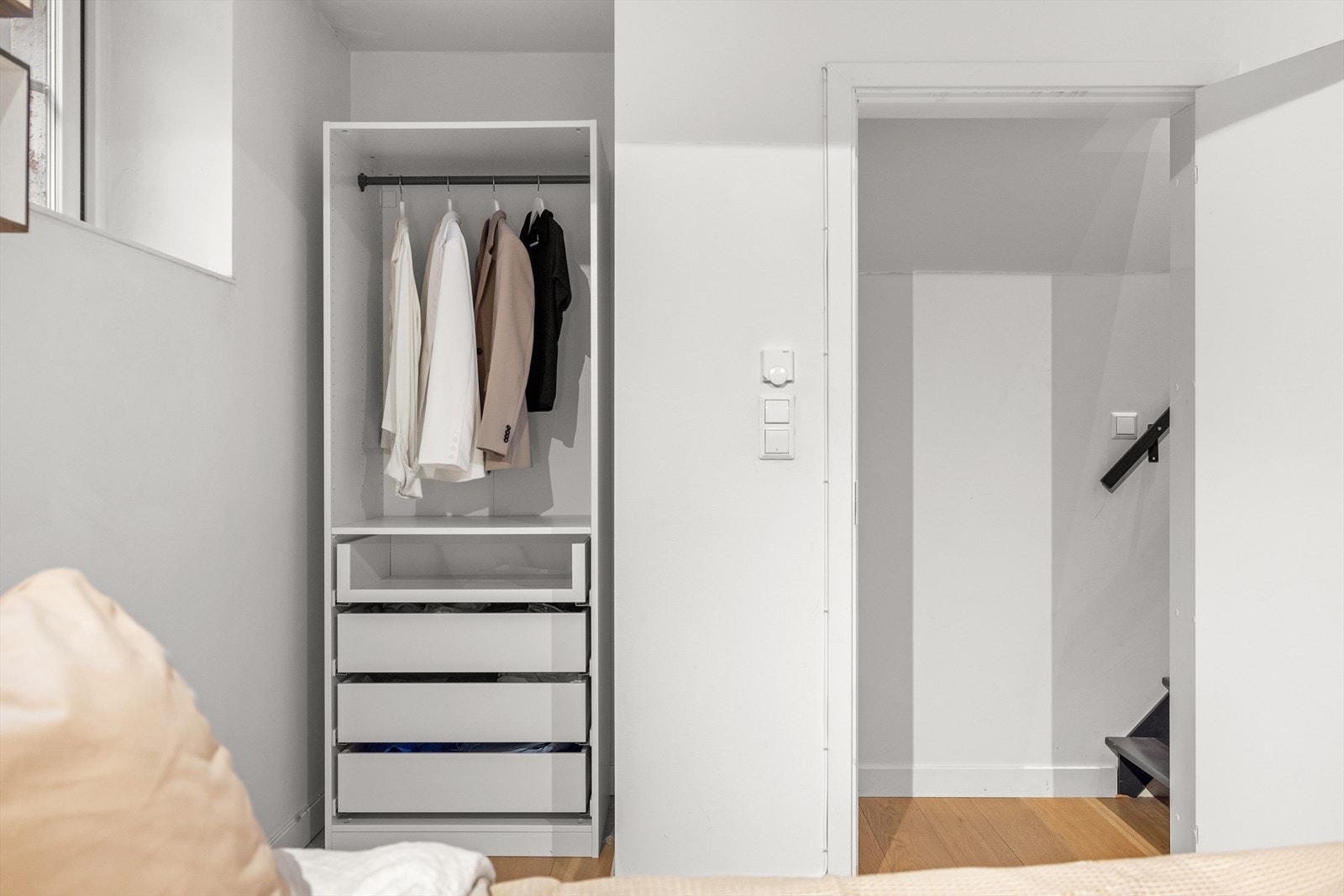 Plass til garderobeskap og annen lagring i trapperommet Galleribilde