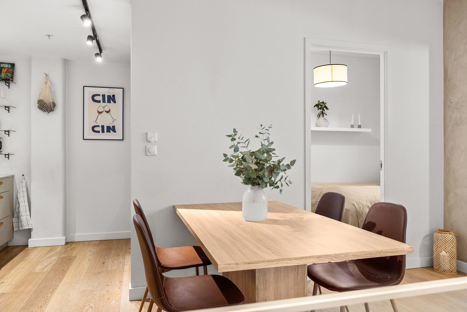 Mellom stue og kjøkken er det god plass til et spisebord Galleribilde