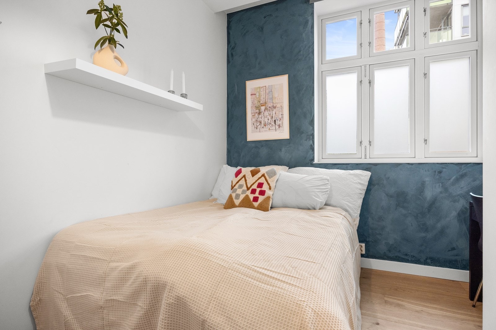 Pent soverom med plass til dobbeltseng Galleribilde