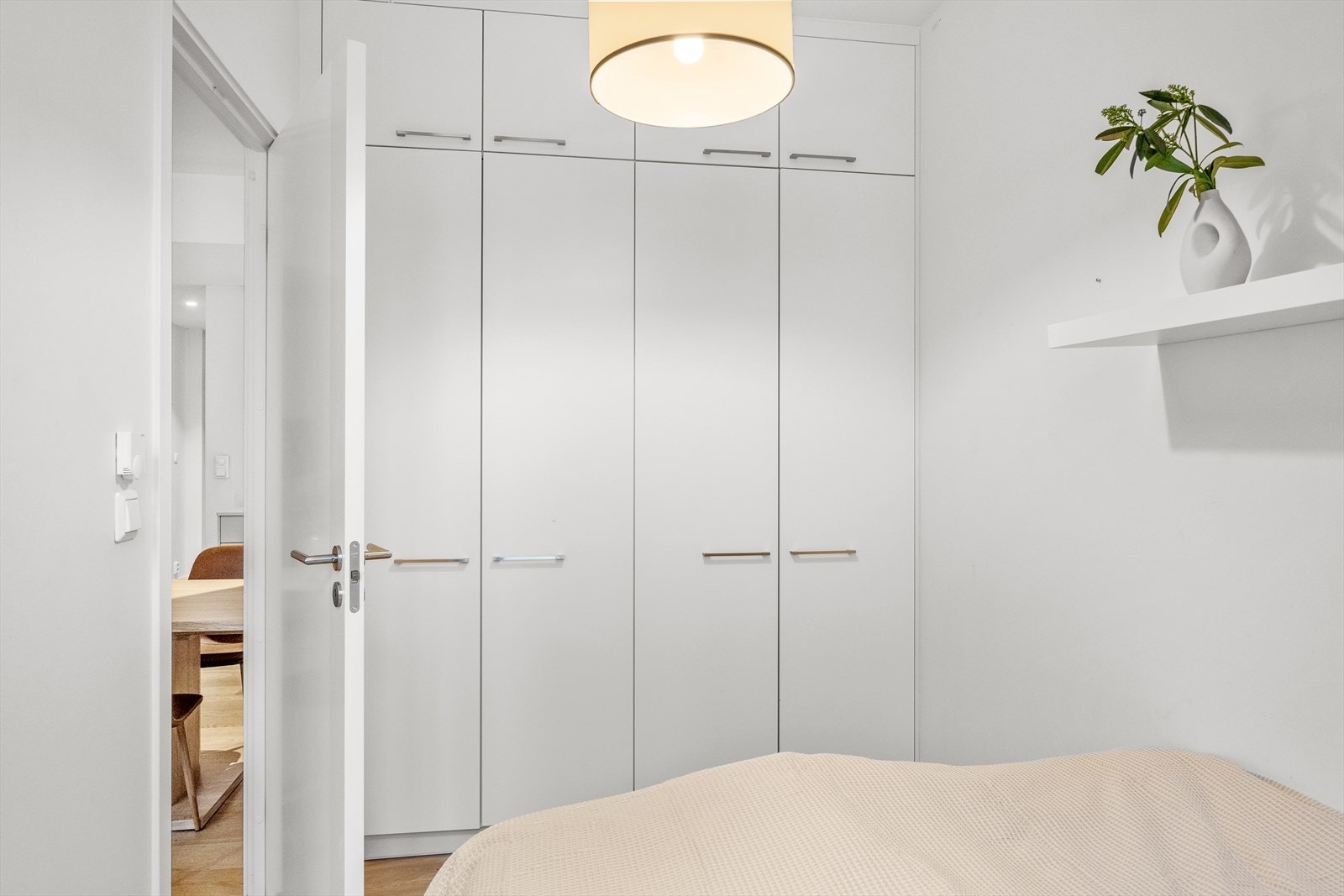 Praktiske integrerte skap med mye plass til oppbevaring av klær Galleribilde