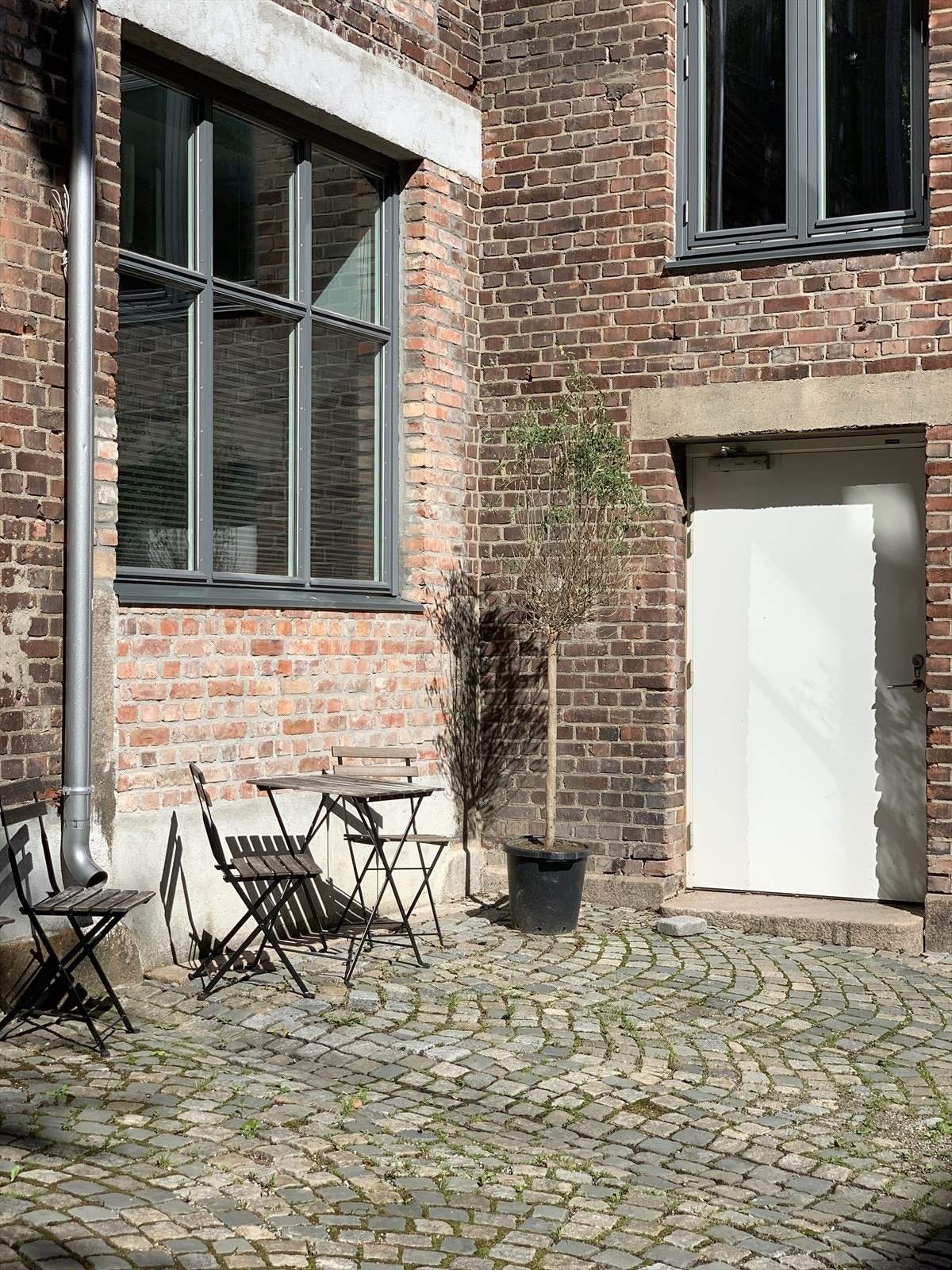 Hyggelig sittegruppe i solveggen Galleribilde