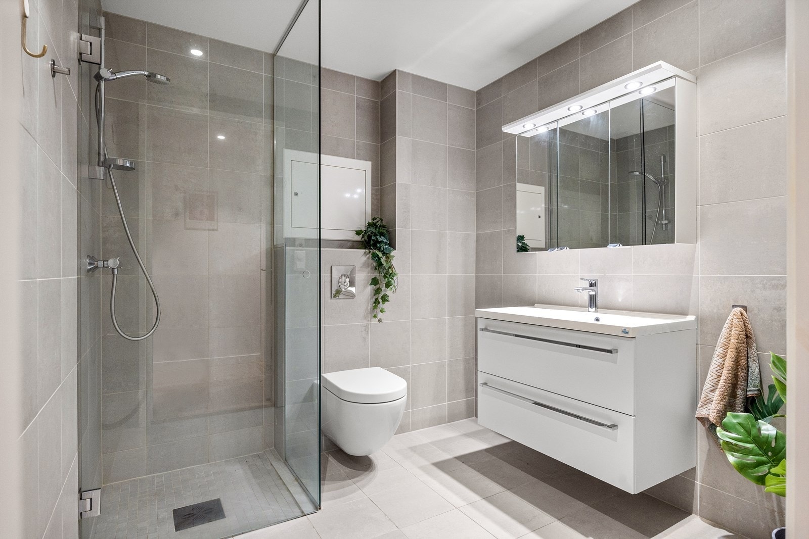 Moderne og romslig bad med behagelig gulvvarme Galleribilde