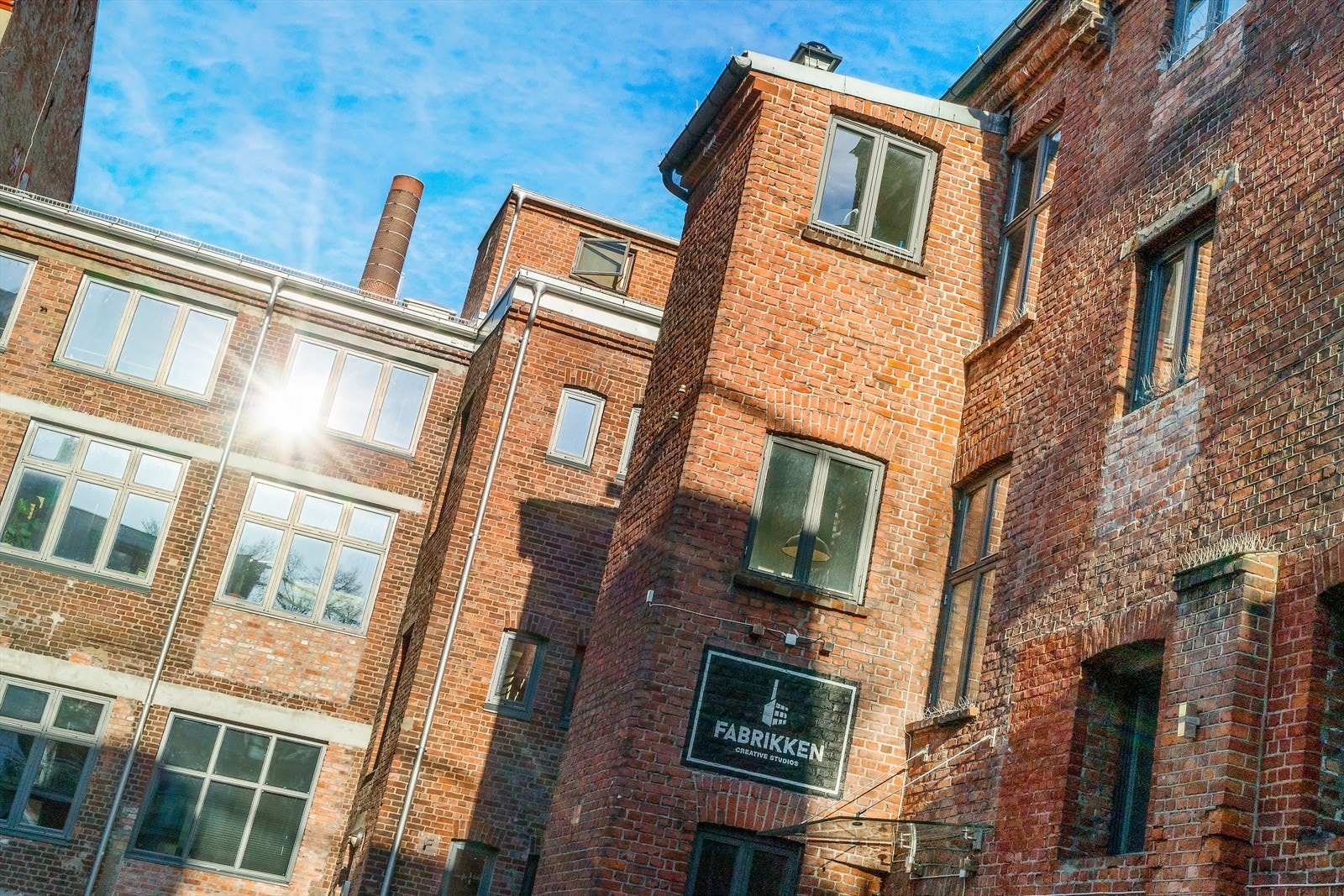 Bygården ble oppført i 1884 og var opprinnelig lås- og dørslagfabrikk, men ble i 2014 ombygget og oppusset til leiligheter Galleribilde