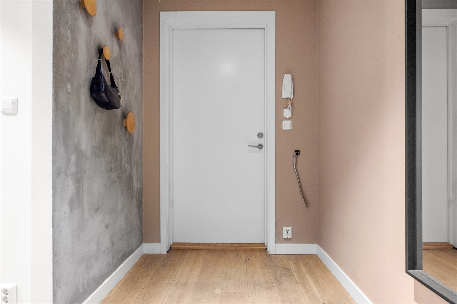 Du kommer inn i en romslig entré med god plass til å henge fra deg ytterklærne Galleribilde