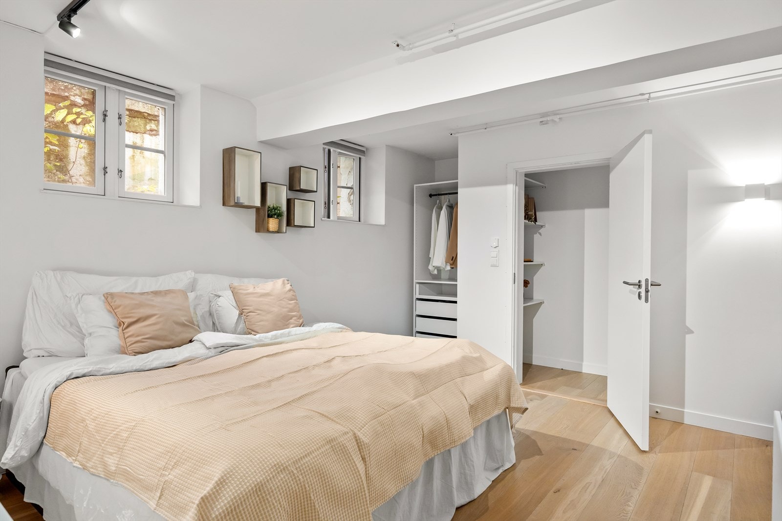 Stort og romslig soverom med god plass til dobbeltseng og annet møblement Galleribilde