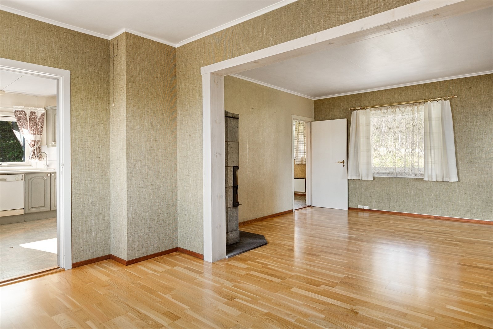 Romslig stue med god plass til å møblere med spisebord og sofagruppe Galleribilde