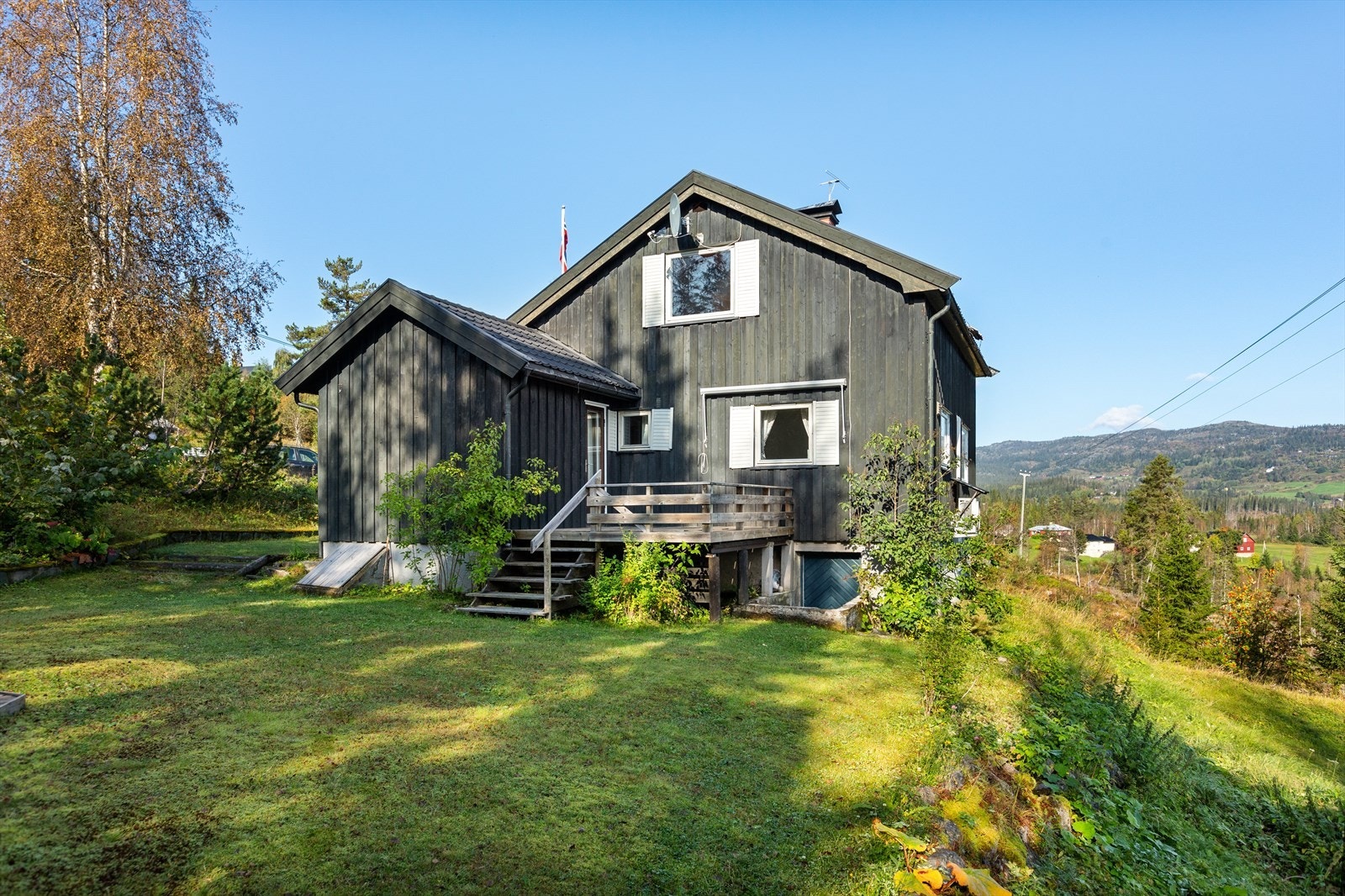 Eiendom med enebolig, garasje og stabbur. Galleribilde