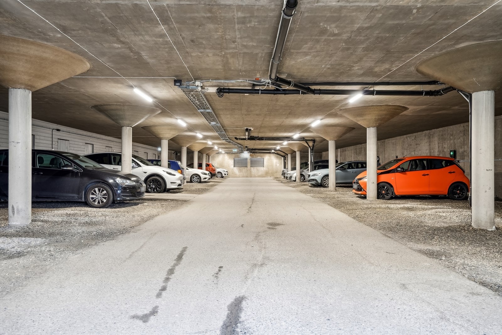 Parkering i felles garasjeanlegg i u.etg. Leiligheten har en fast plass med mulighet for å koble tl el-bil lader. Privat bod i bakkant av parkeringsplass Galleribilde