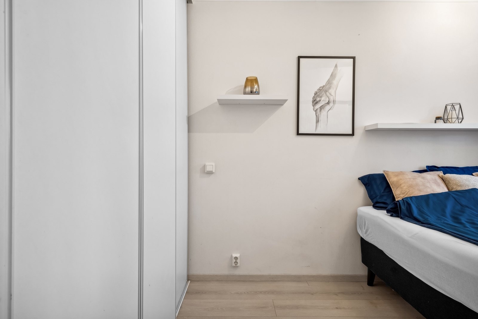 Soverom med stor skyvedørsgarderobe Galleribilde