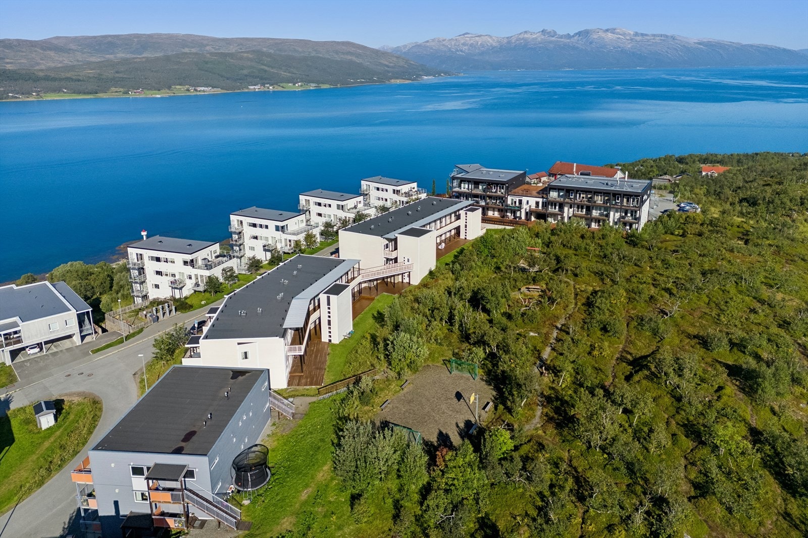 Leiligheten ligger i svært flotte omgivelser med umiddelbar nærhet til flotte friområder og lekeplass Galleribilde