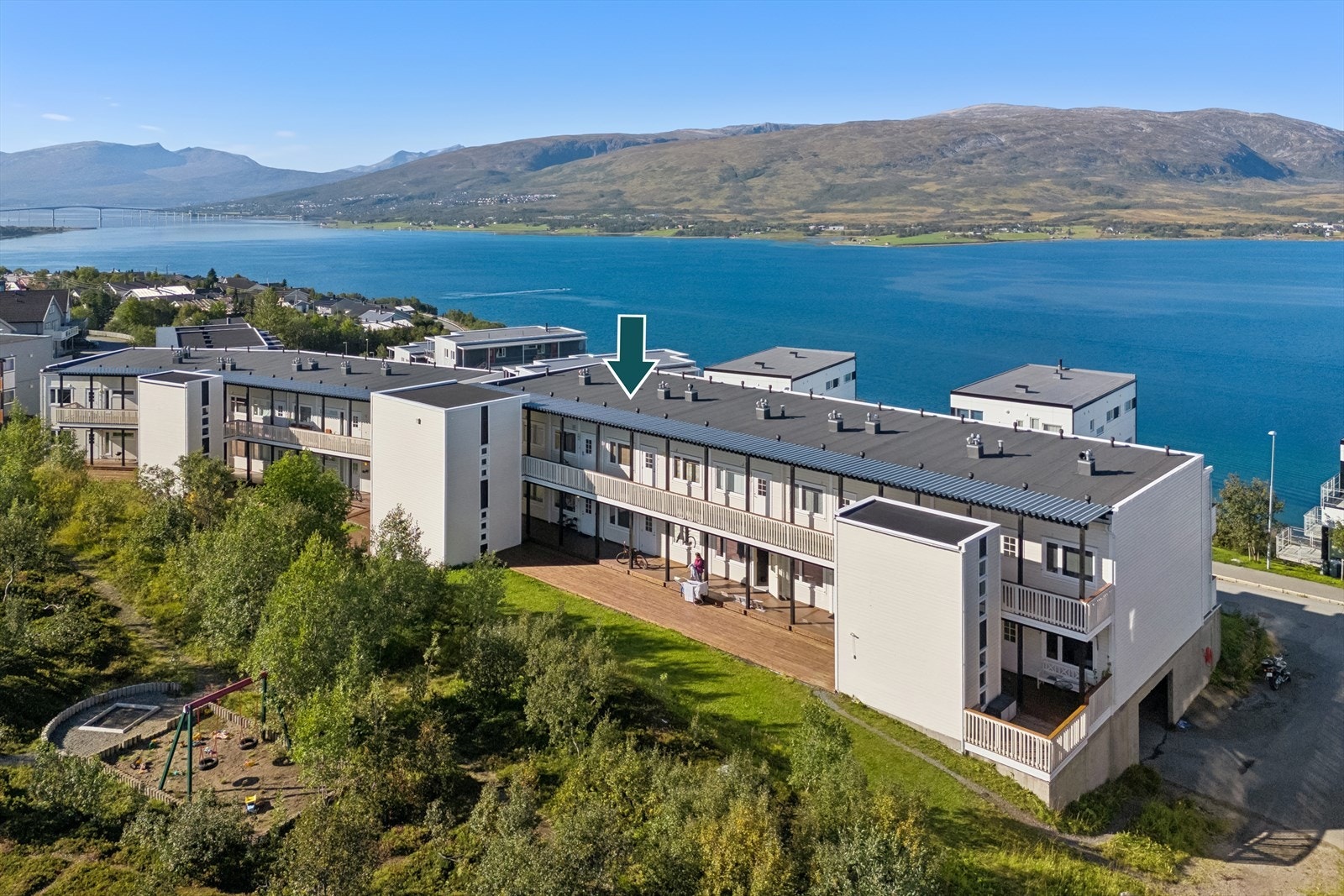 Leiligheten ligger i svært flotte omgivelser med umiddelbar nærhet til flotte friområder og lekeplass. Stor felles markterasse utenfor blokken Galleribilde