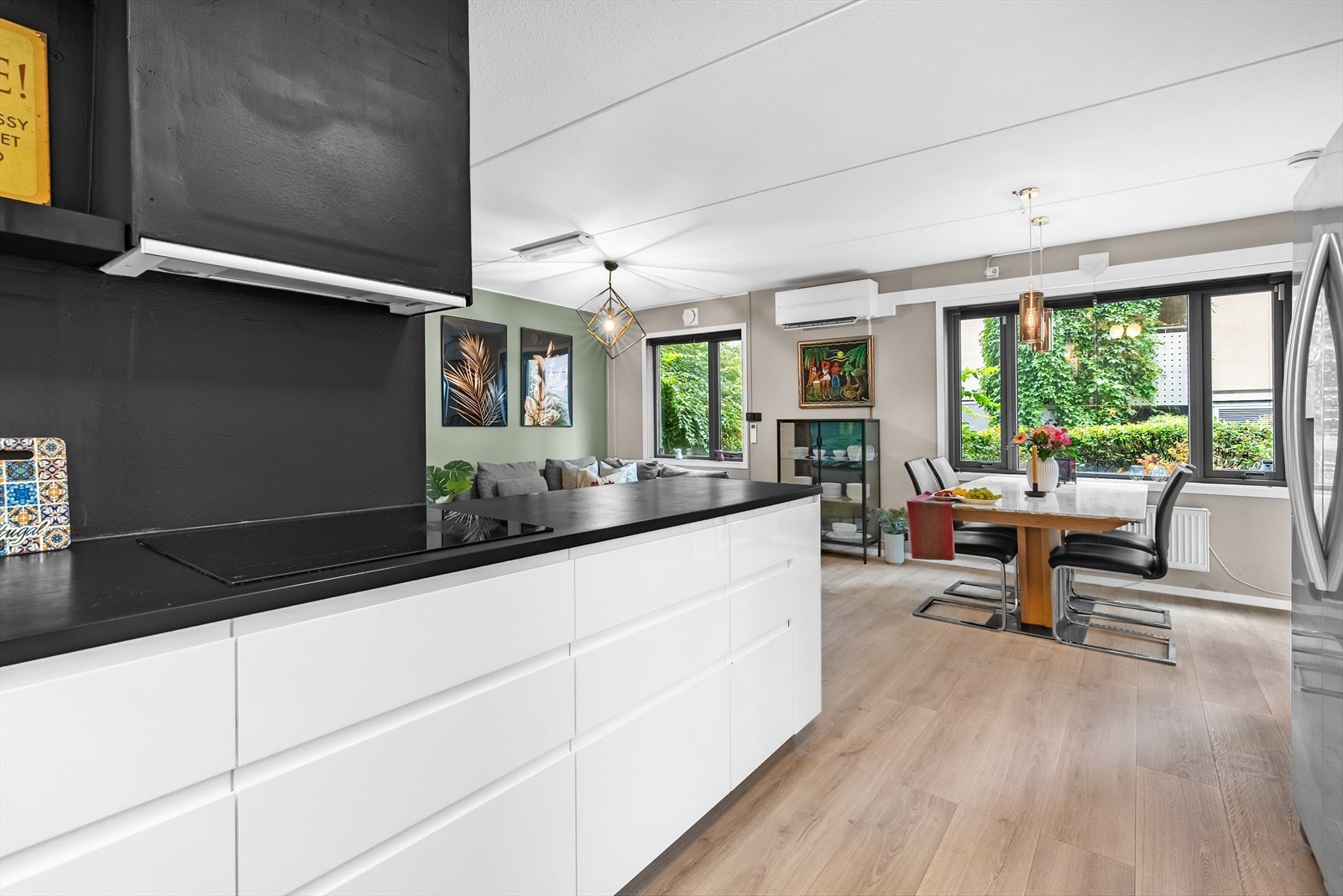 Kjøkkenet er holdt i hvit og sort for en fin kontrast. Galleribilde