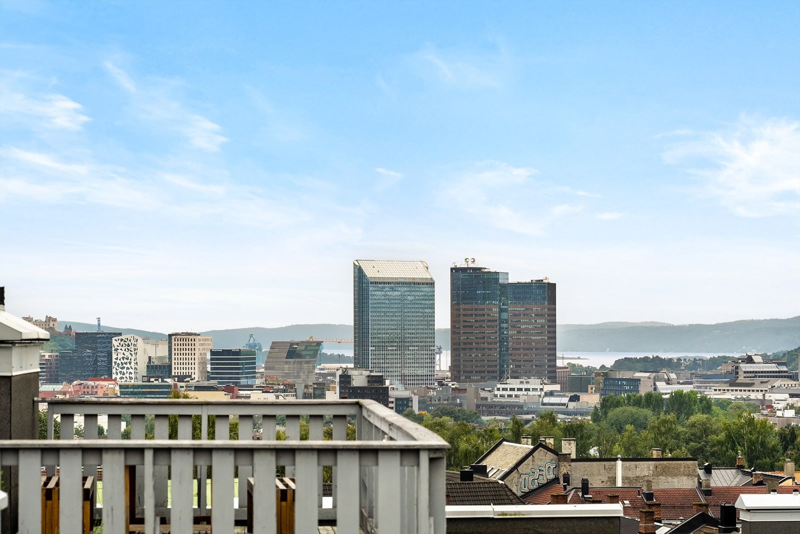 På terrassen skimtes fjorden og Holmenkollen i det fjerne. Galleribilde