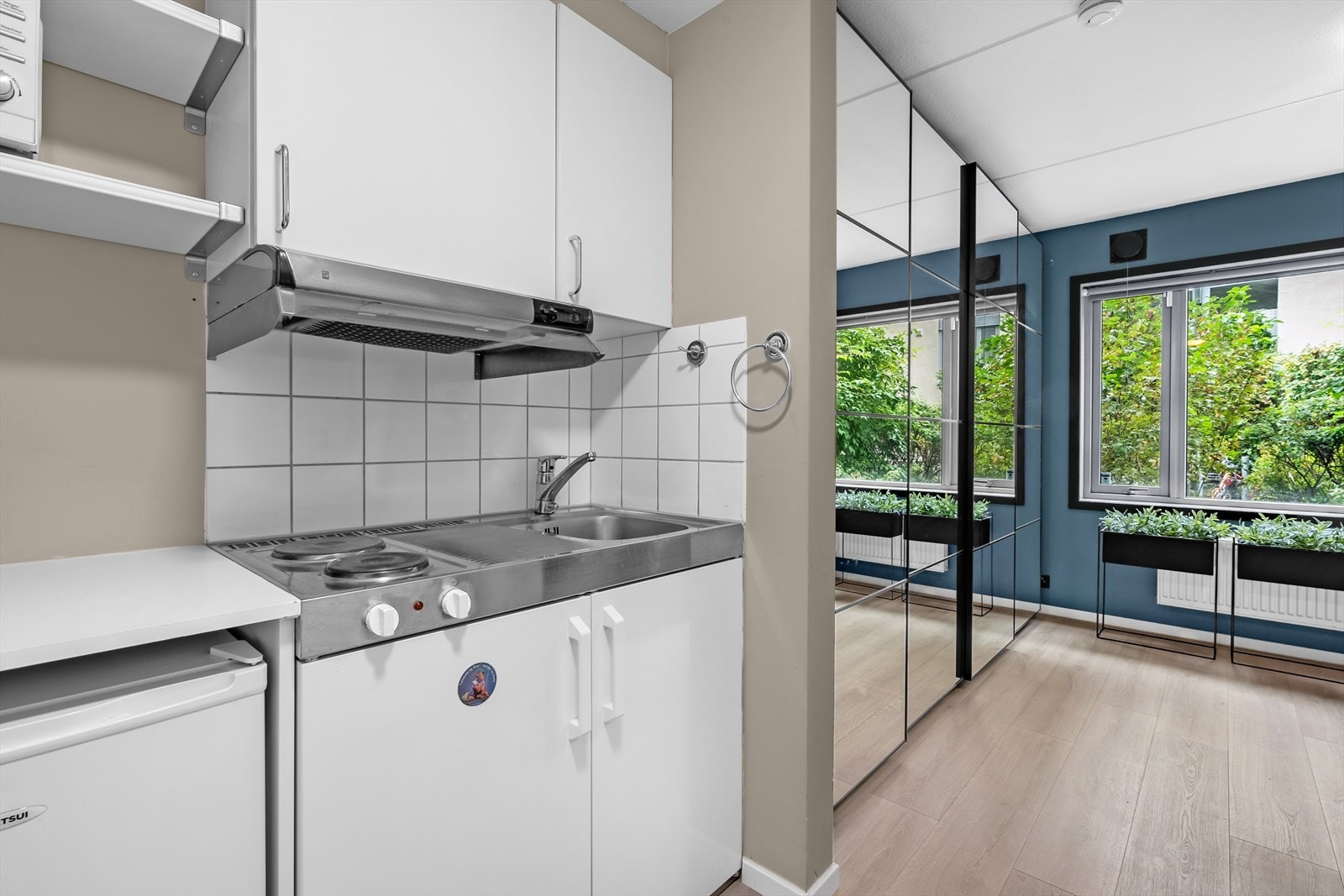 Hybelen har et minikjøkken med kjøleskap, egen fryser og to kokeplater. Galleribilde