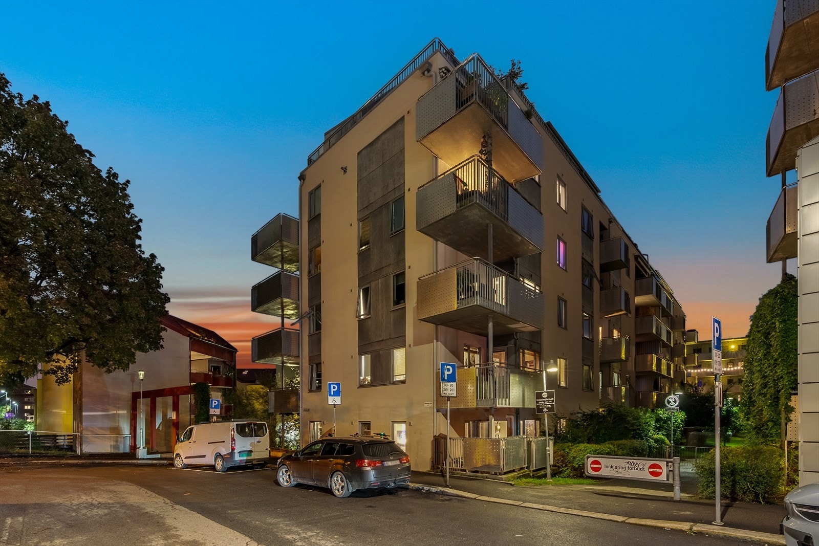 Til tross for den sentrale beliggenheten, oppleves nabolaget rolig og tilbaketrukket. Galleribilde