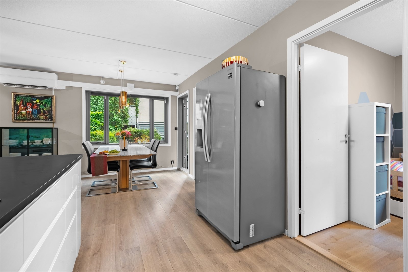 I tillegg til de integrerte hvitevarene har kjøkkenet en side by side kjøl/frys med isbitfunksjon. Galleribilde