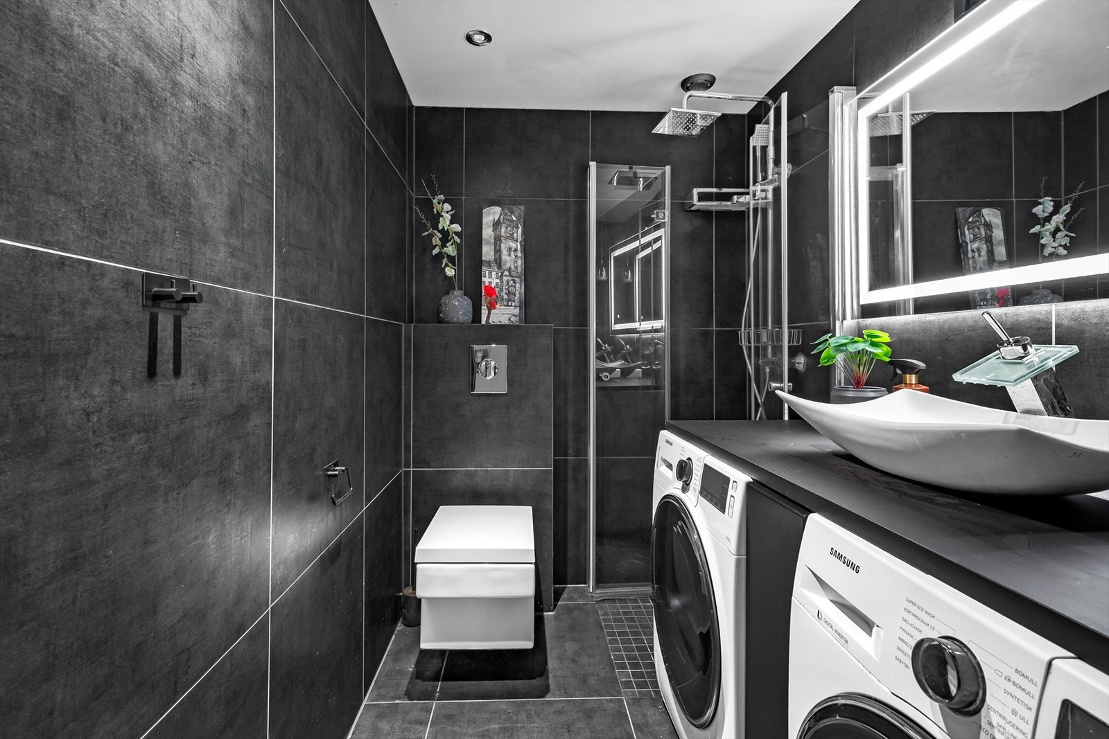 Dagene får en god start på et stilig bad med store fliser og moderne innredning fra 2023. Galleribilde