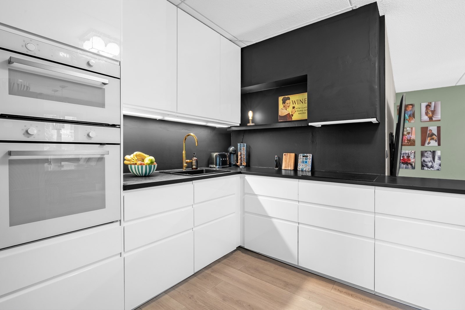 Integrert i innredningen har kjøkkenet platetopp, stekeovn, oppvaskmaskin og mikrobølgeovn. Galleribilde