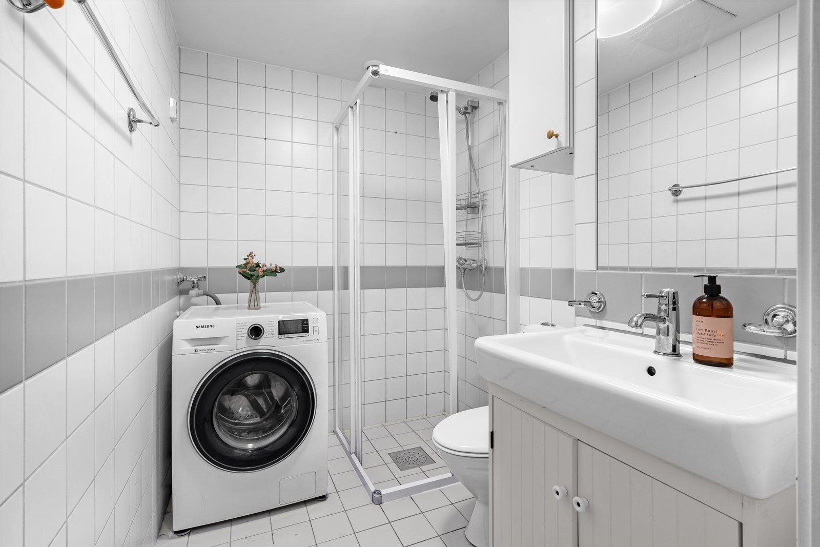 I leiligheten er det til sammen to bad med opplegg for vaskemaskin. Galleribilde