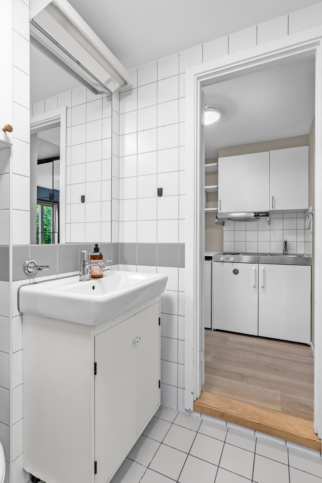 Badet i hybelen er helfliset og utstyrt med varme i gulvet. Galleribilde