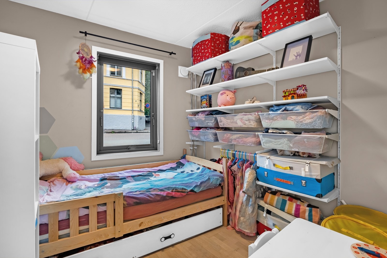 To delikate soverom ligger vegg i vegg i hoveddelen, og det ene har en stor hylleløsning med skuff Galleribilde