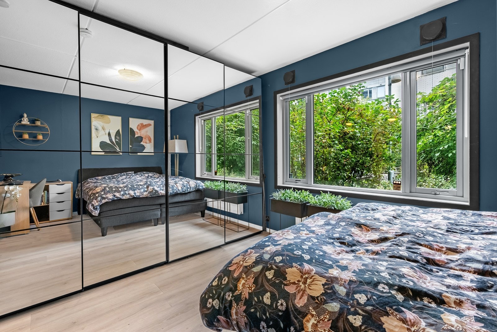 Langs den ene veggen har soverommet i hybelen en stor skyvedørsgarderobe med speilfronter for ekstra romfølelse. Galleribilde