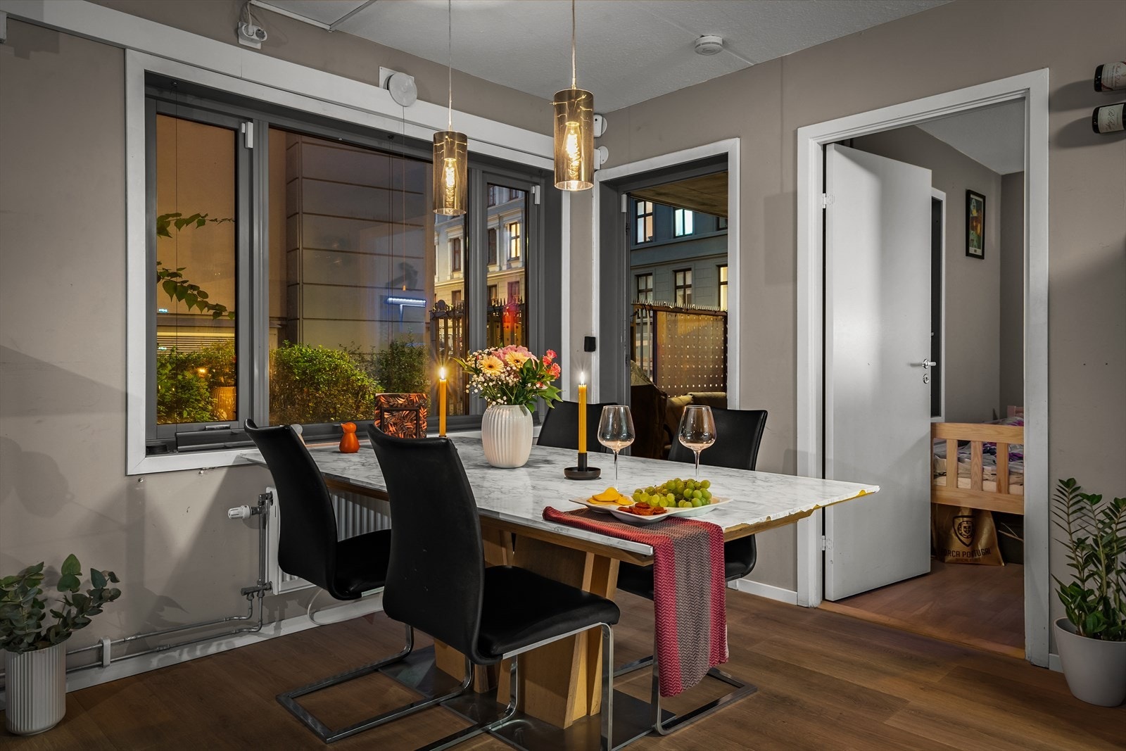 Stuen og kjøkkenet utgjør et åpent allrom, som innbyr til hygge fra tidlig morgen til sent på kveld. Galleribilde