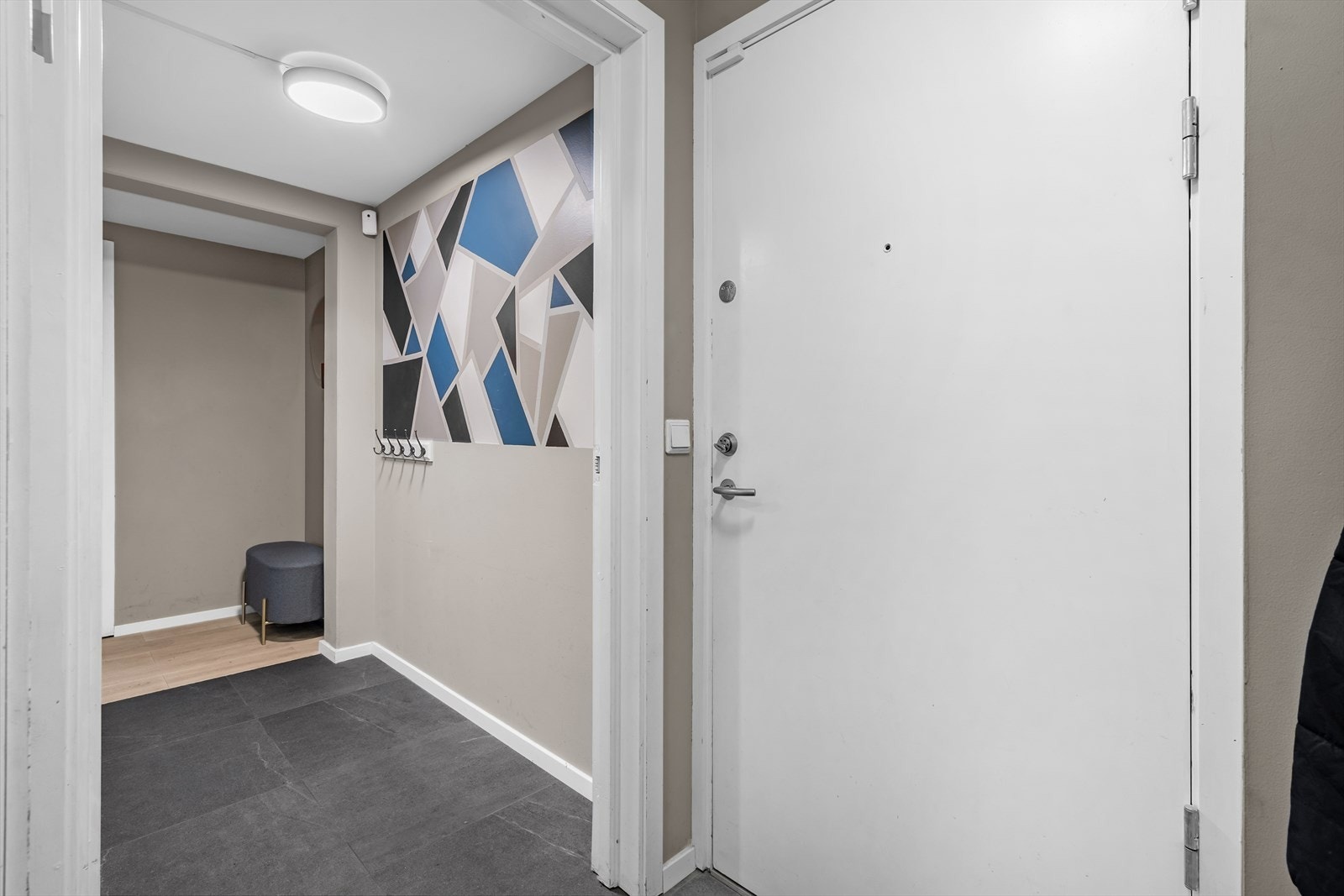 Både hybelen og hoveddelen har adkomst fra entreen. Galleribilde