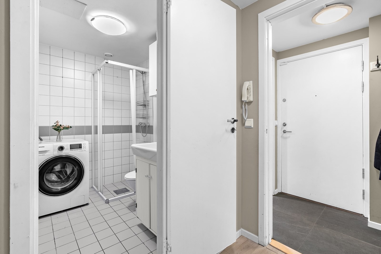 Dørtelefon er montert på kjøkkenet i hybelen. Galleribilde