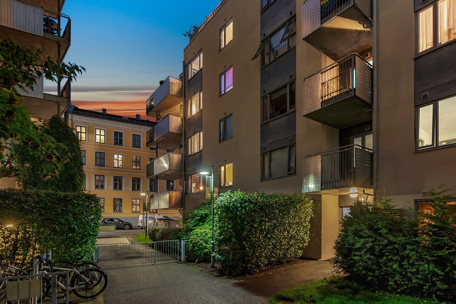 Beliggenheten er utmerket, med kort gangavstand til alt man trenger i hverdagen. Galleribilde