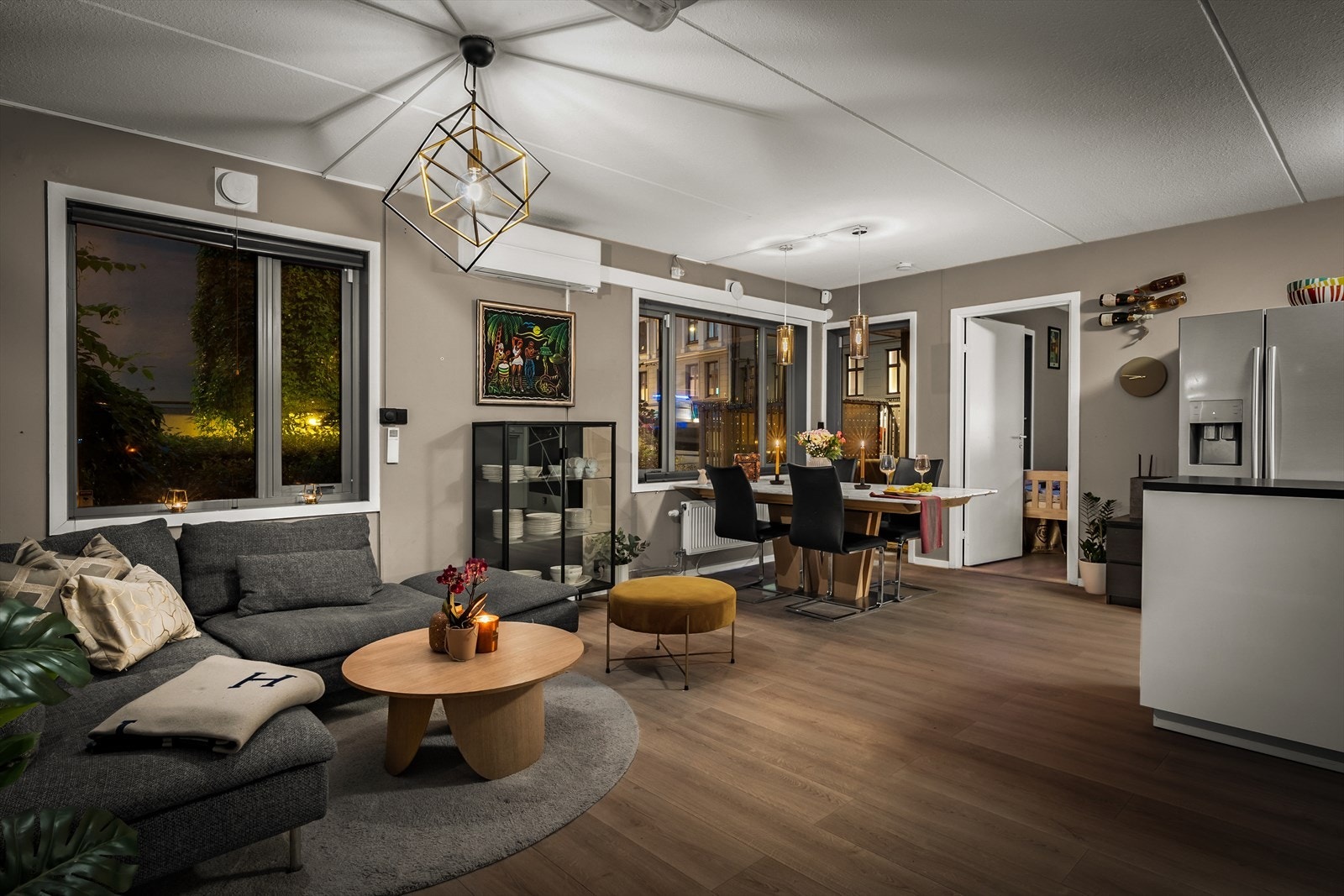 Møbleringsfriheten er god, så her kan man enkelt innrede med flere sittegrupper - uten at det oppleves rotete. Galleribilde