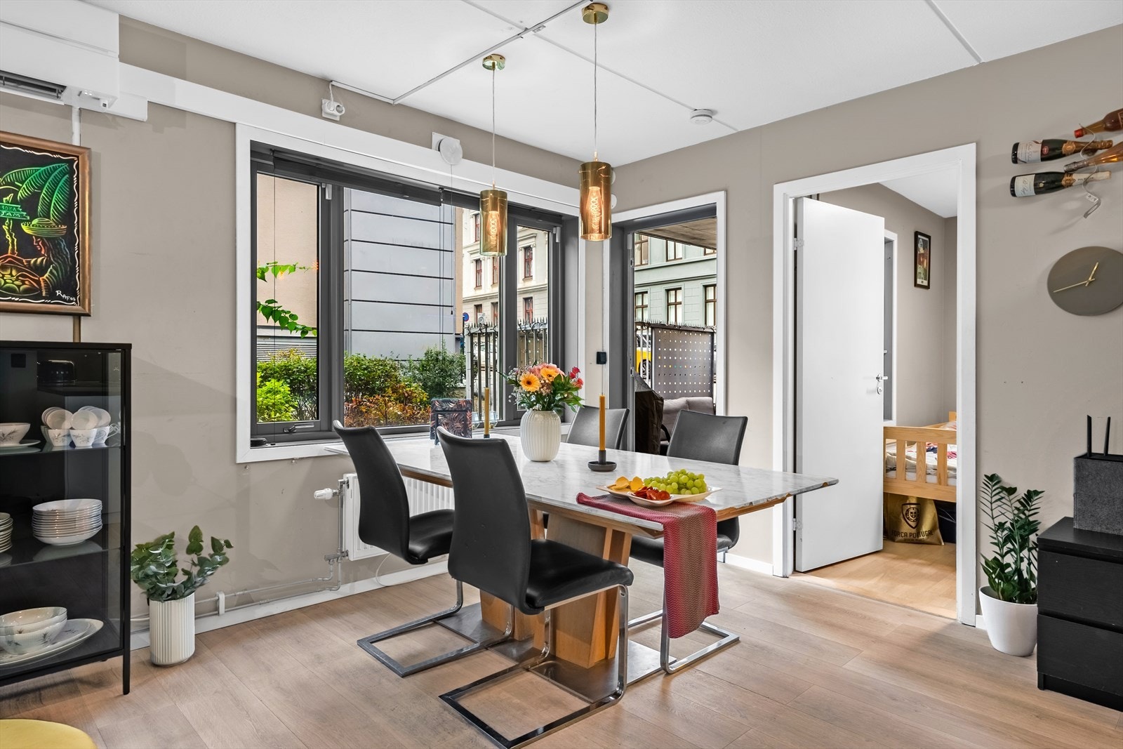 Stuen er naturlig inndelt i ulike brukssoner, og det passer utmerket å innrede med spisebord ved kjøkkeninnredningen. Galleribilde