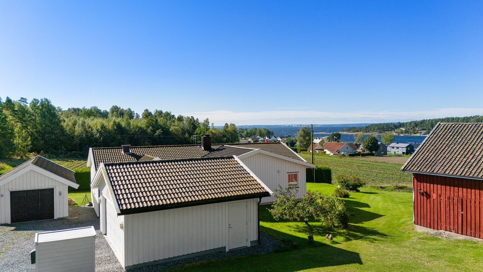 Idyllisk plassert omringet av sjø, natur og jorder Galleribilde