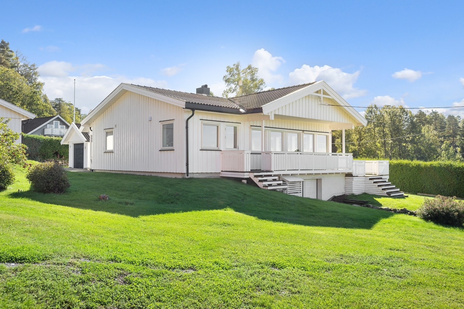 Eiendommen har en stor opparbeidet gressplen, perfekt for små sommerføtter og firbeinte Galleribilde