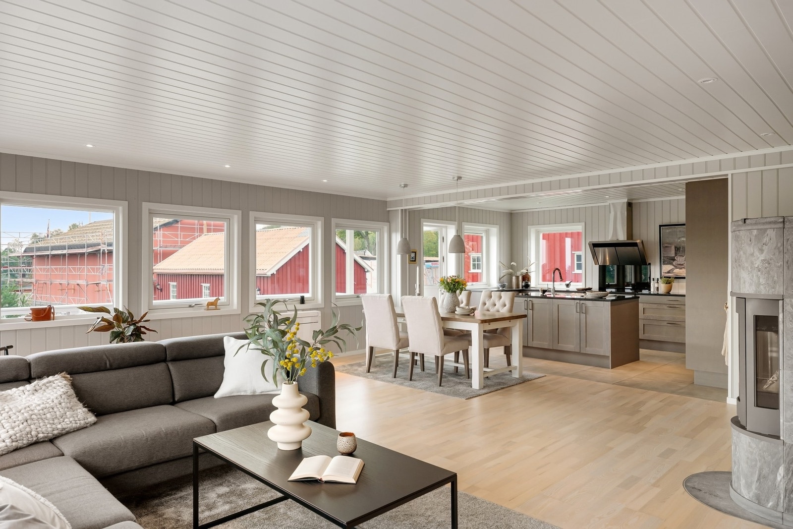 Spisedelen har sin naturlige plassering ved kjøkkenet Galleribilde