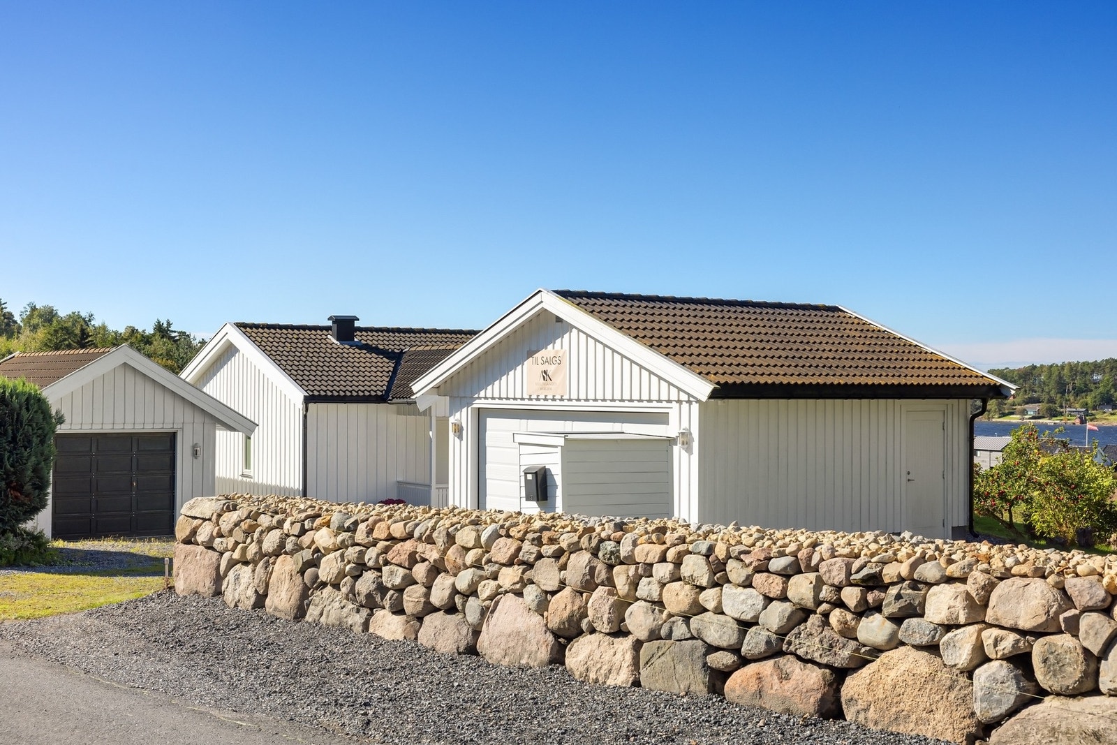 Første inntrykket er som resten av boligen - pent og gjennomført Galleribilde