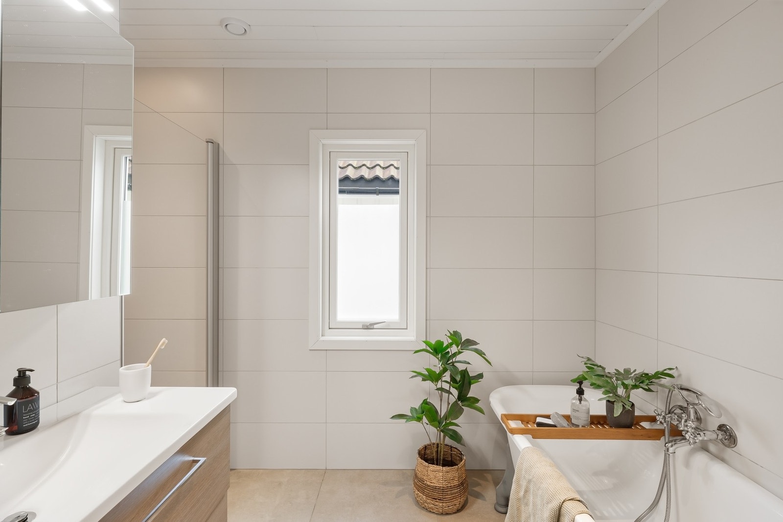 Badet har både badekar og dusjnisje Galleribilde