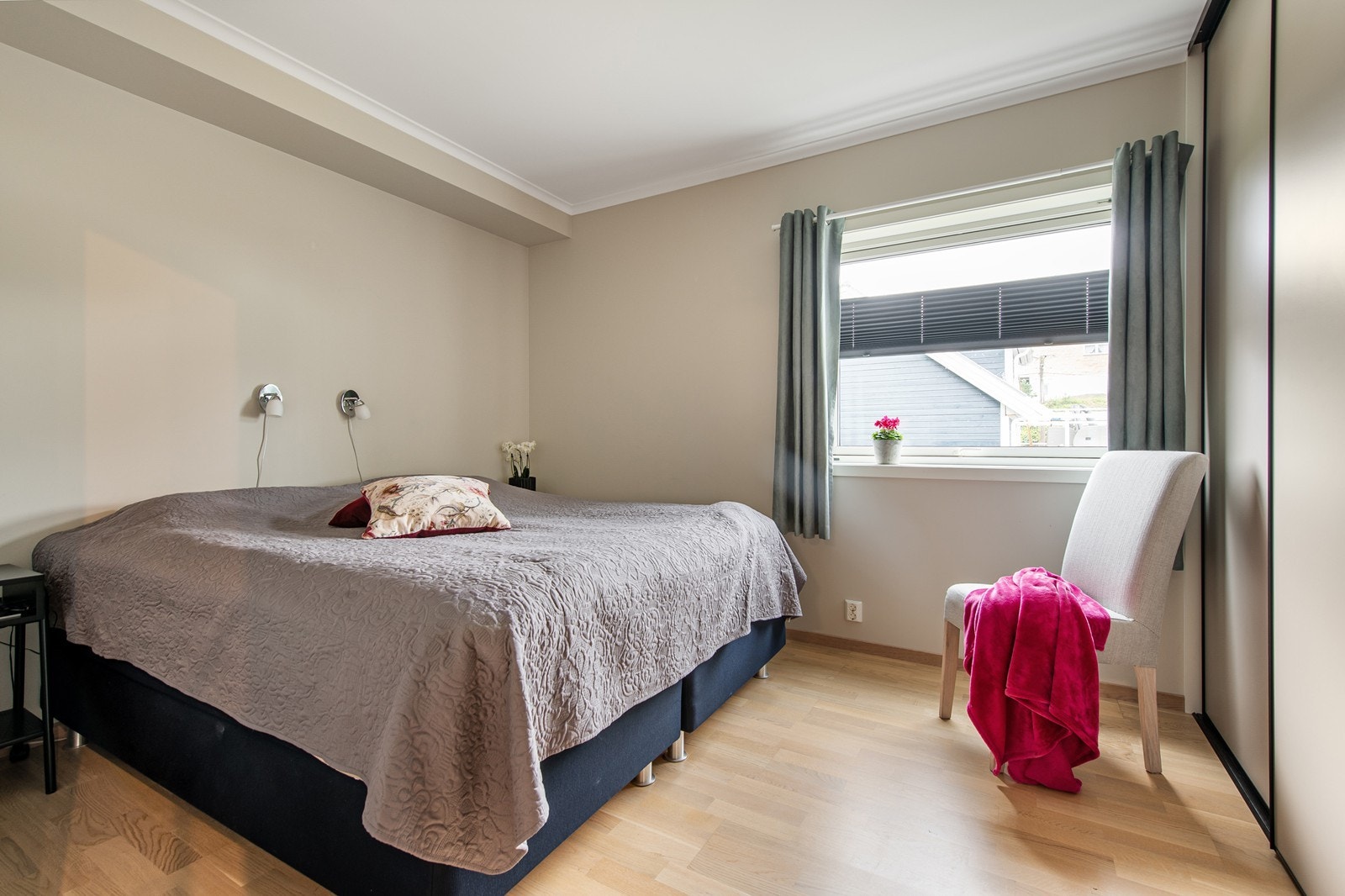 Stort og romslig soverom med skyvedørsgarderobe Galleribilde