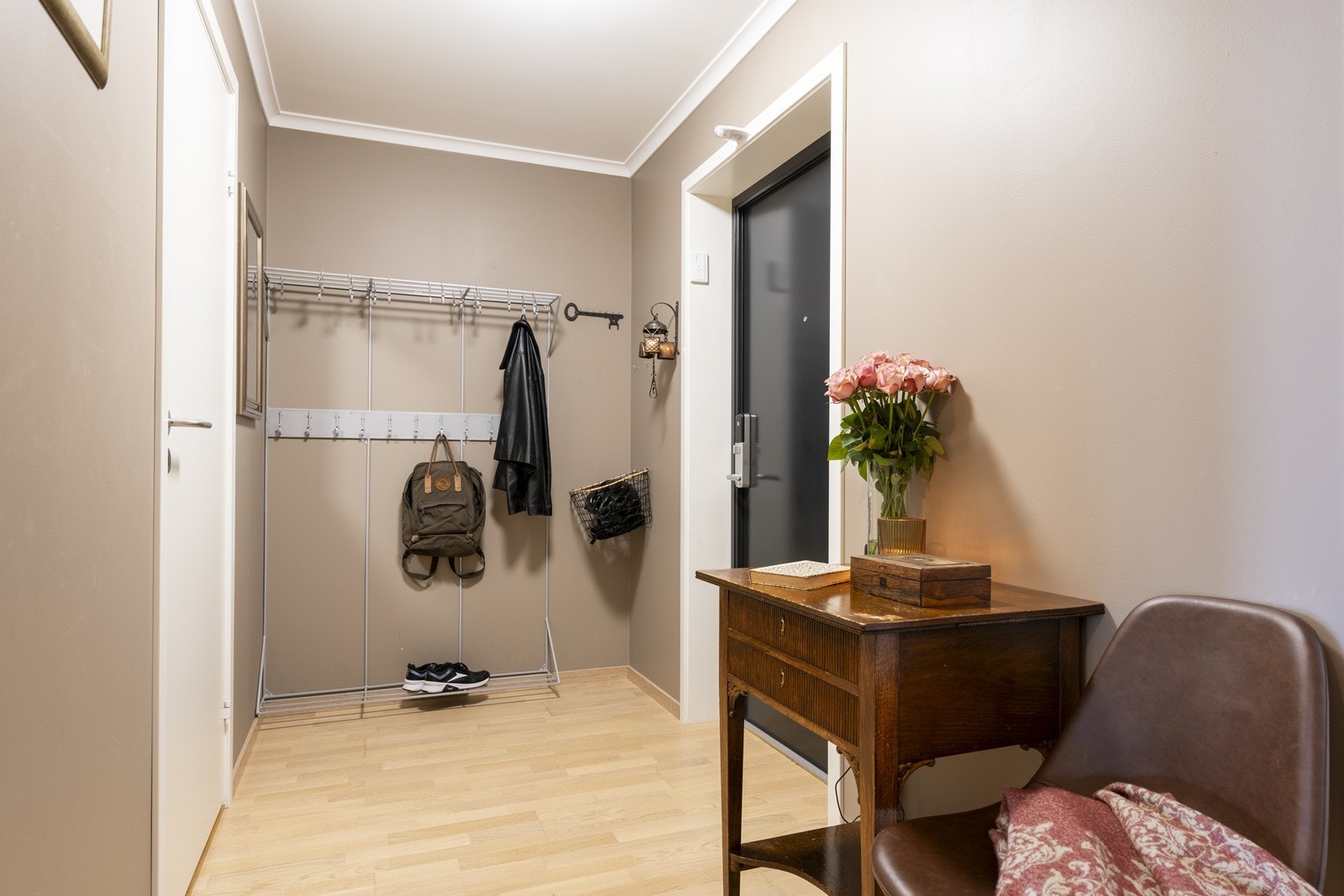 Gangen er romslig og til venstre har du vaskerom og et gjestetoalett Galleribilde