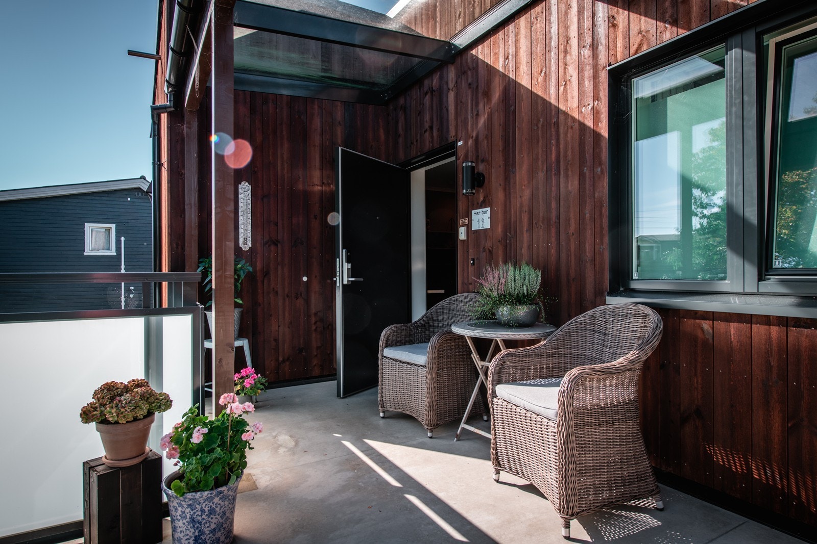 Inngangsparti der morgenkaffen kan nytes i sola Galleribilde