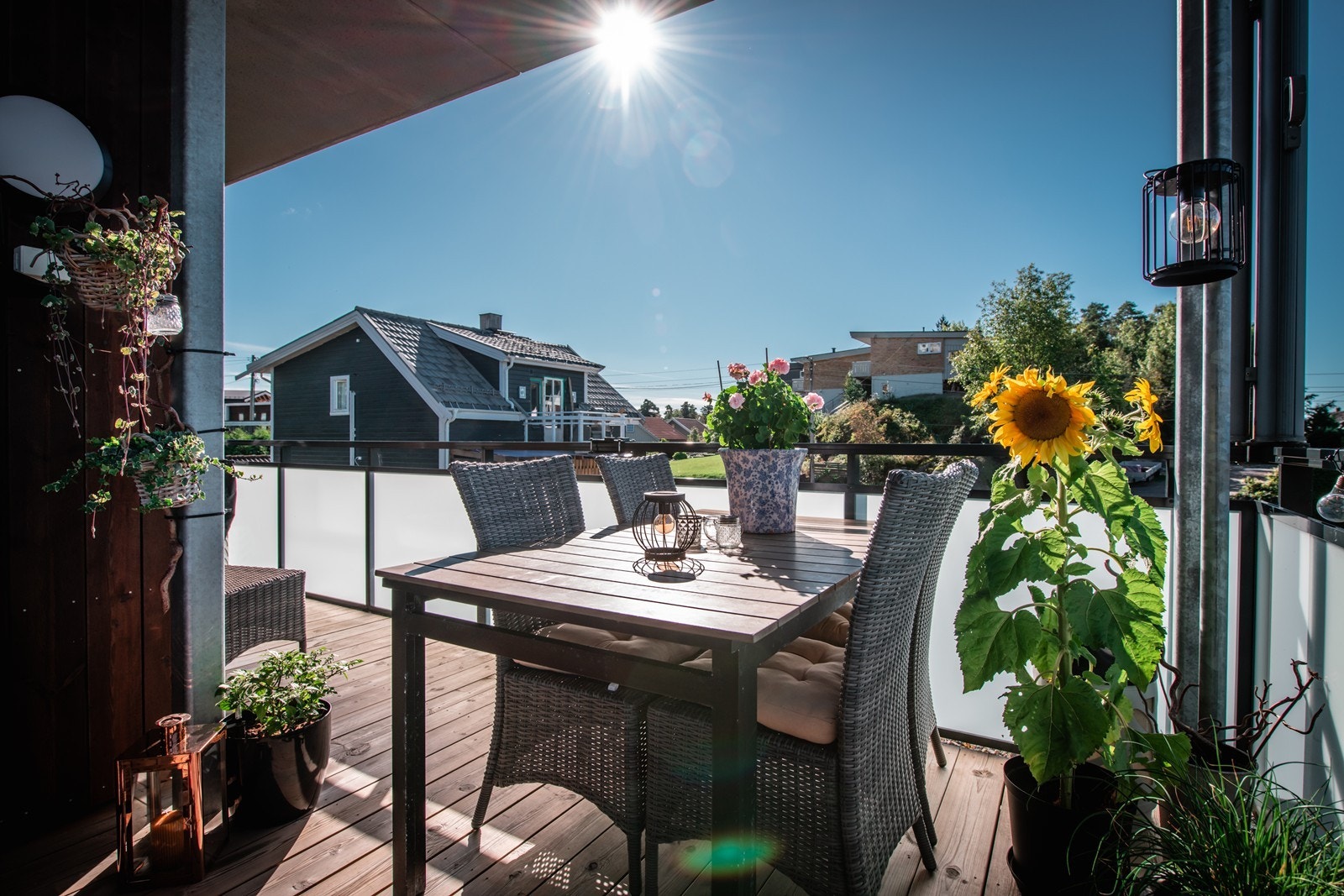 Rundt svingen har du sola midt på dagen, så du går ikke klipp av et sekund av sola Galleribilde