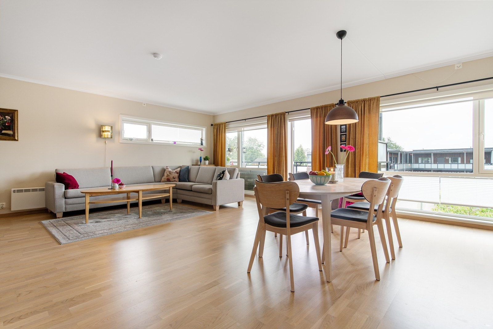 Det er en romslig stue med plass til både spisebord og sofagruppe og litt til om man ønsker Galleribilde