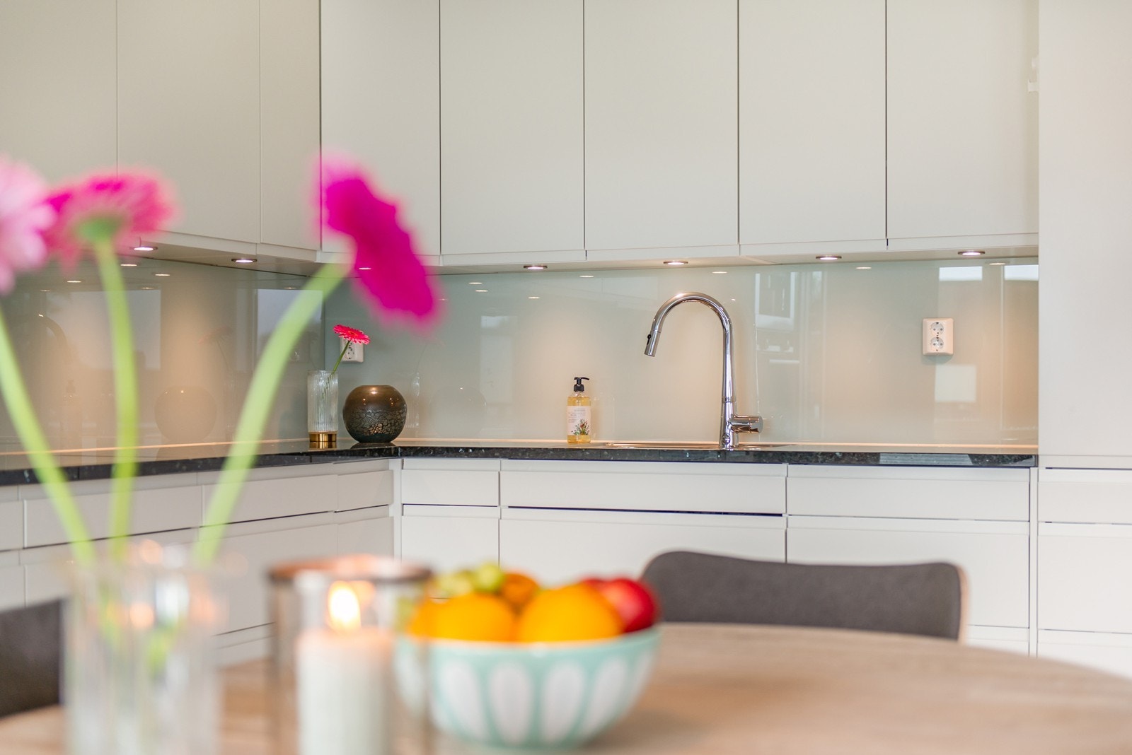 "Backsplashen" er i glass, enkelt å rengjøre og gir en stilrent uttrykk Galleribilde