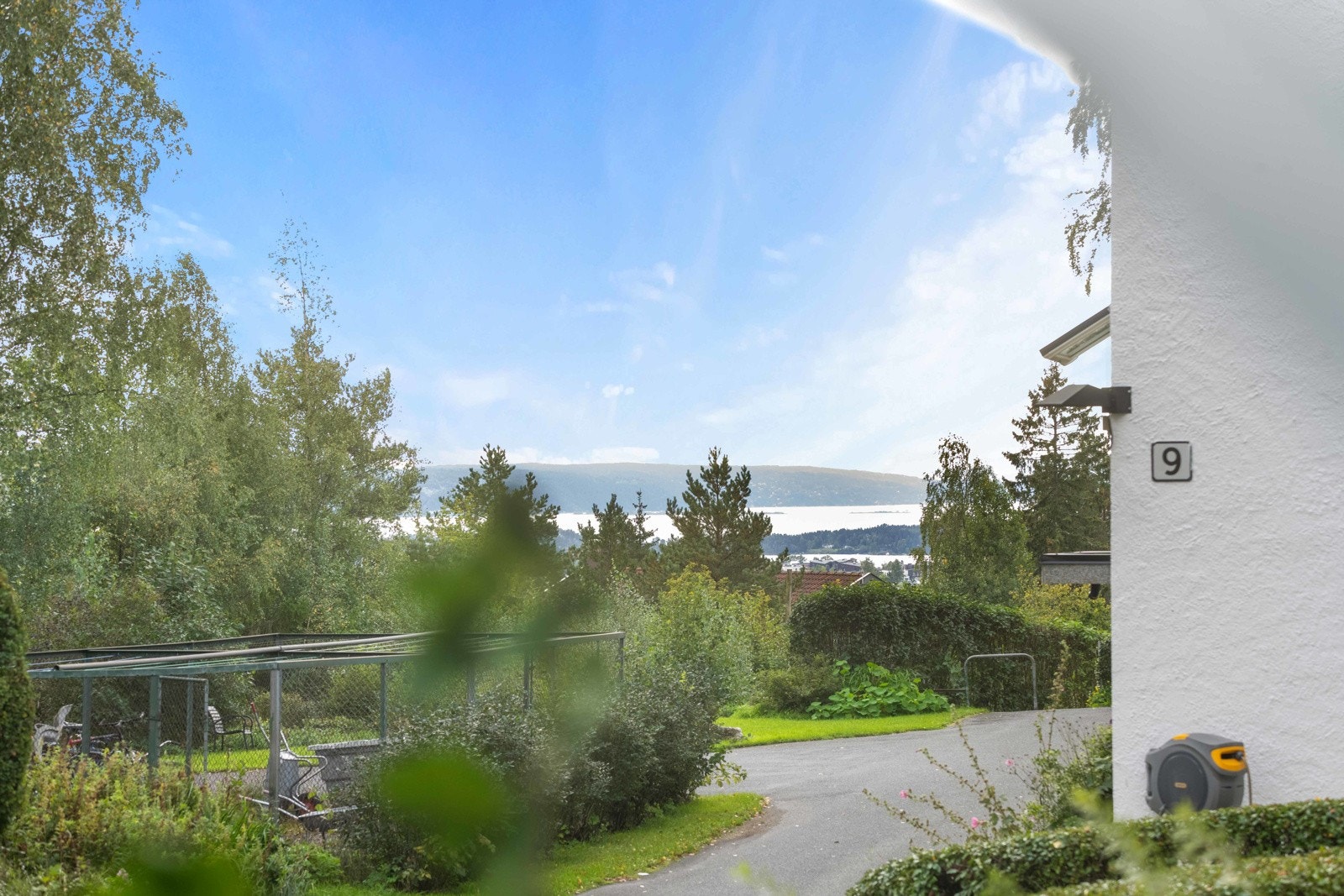 Utsikt mot fjorden fra hovedsoverommet Galleribilde
