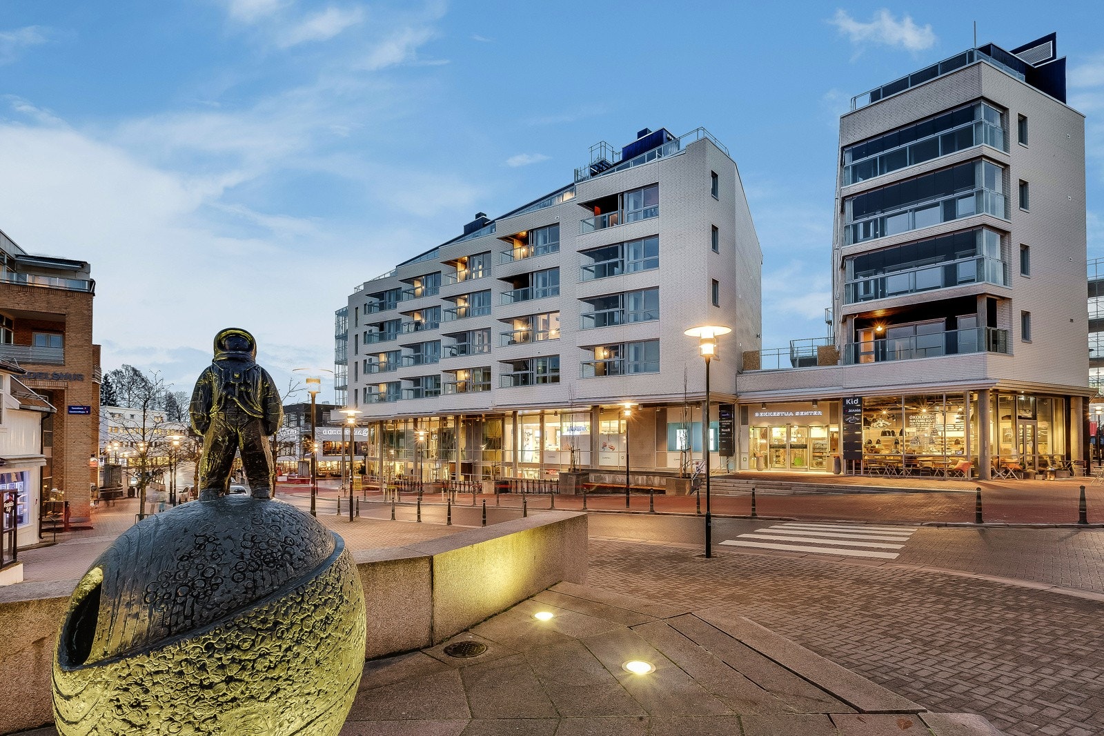Bekkestua sentrum ligger kort unna og byr på et bredt utvalg butikker, caféer og fasiliteter Galleribilde