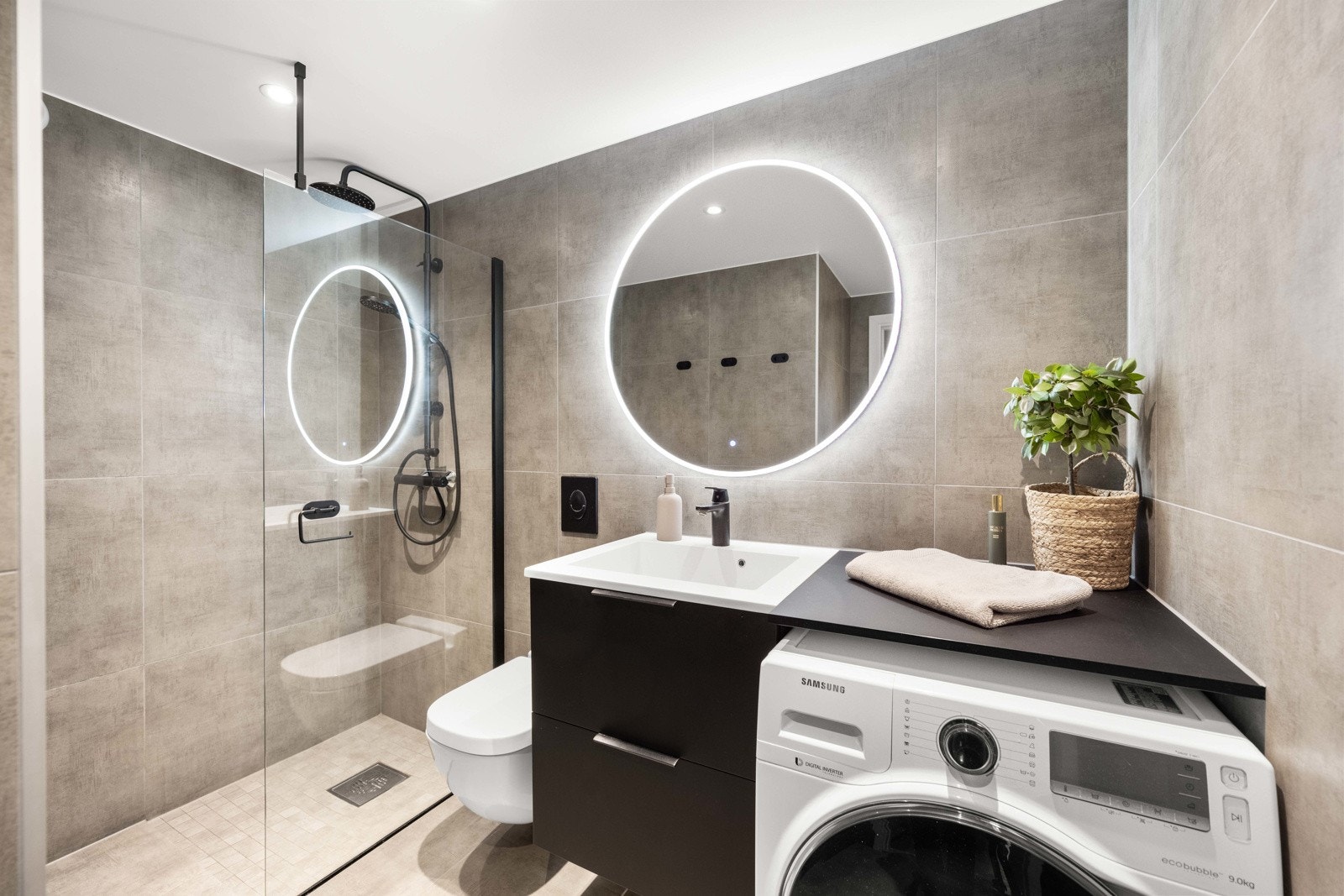 Videre inneholder boligen et lekkert og moderne bad fra 2019. Badet er pene fliser med varmekabler i gulv, samt downlights i himling Galleribilde