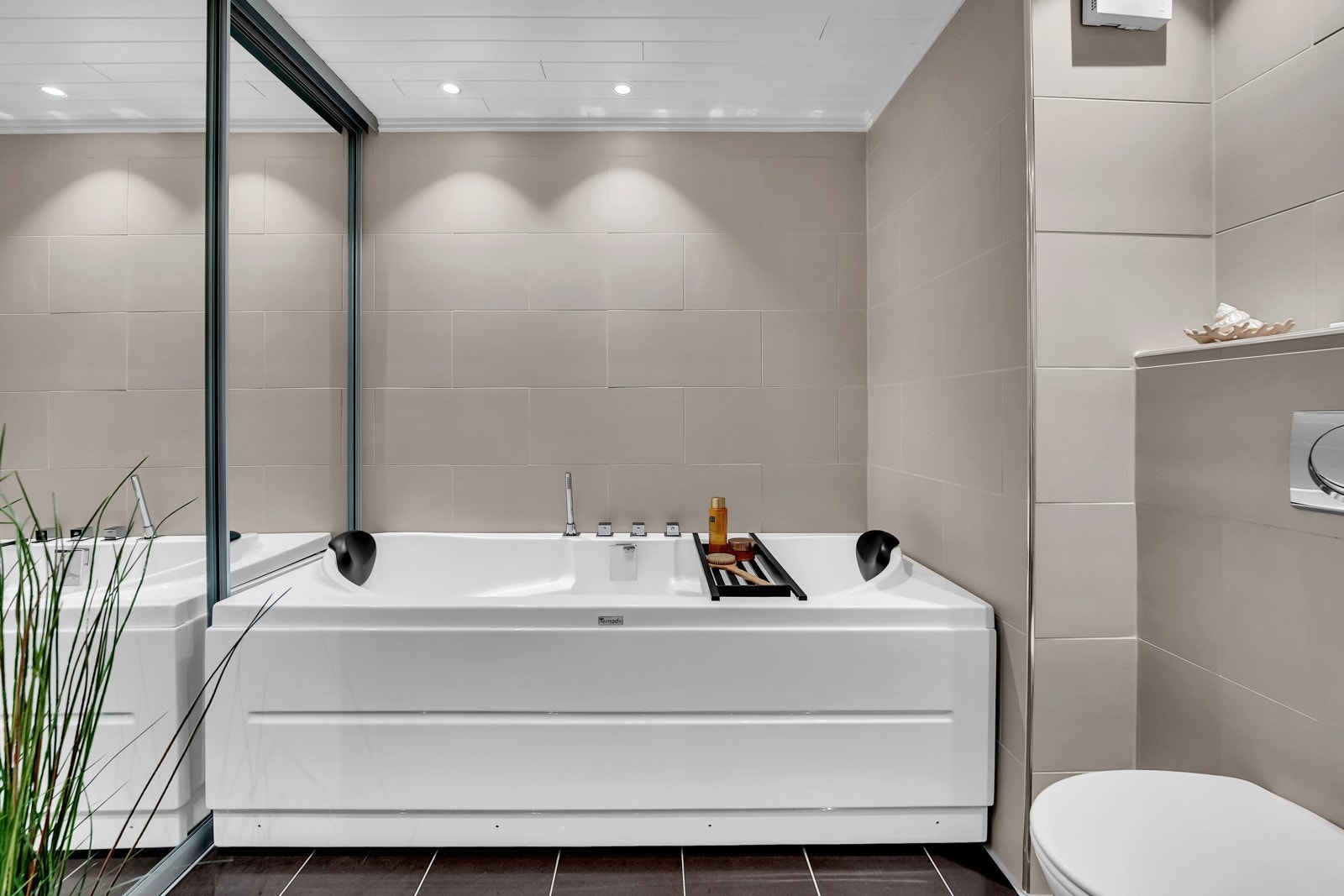 I 2010 ble badet pusset opp, som ble utført i regi av vennetjeneste av fagfolk i følge tidligere selger. Galleribilde