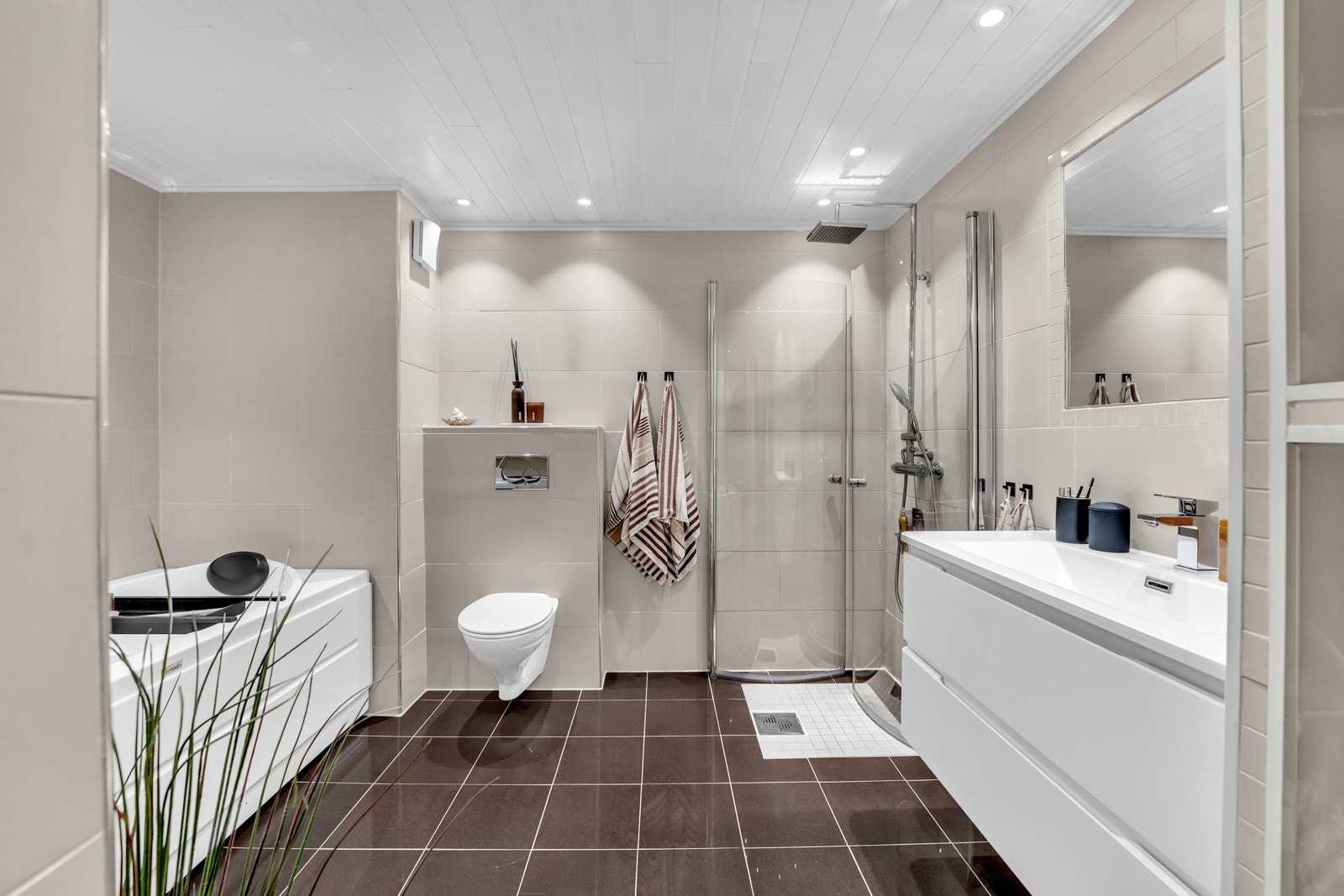 Nyt det store delikate badet! Her er det både dusj, badekar, opplegg for vaskemaskin, vegghent toalett, servant og lagringsplass. Galleribilde