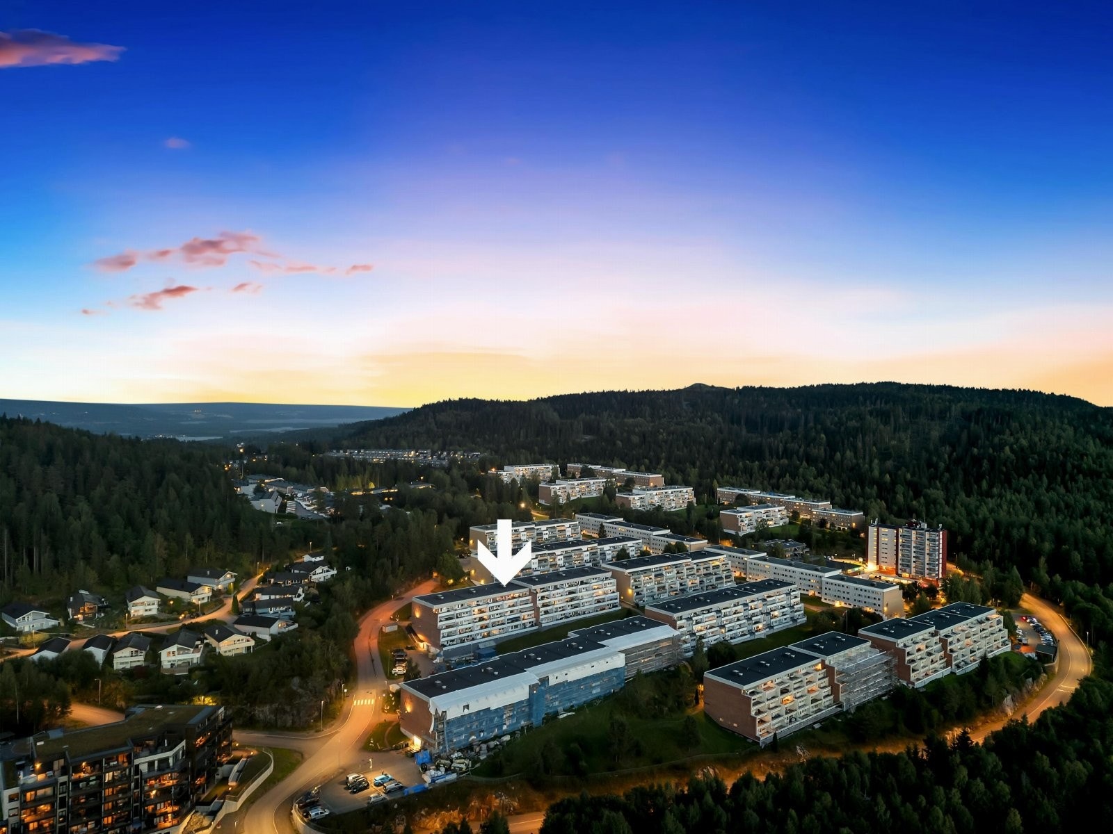 Området byr på flotte skogs- og turområder. Hverdagslogistikken forenkles med Kiwi Blystadlia som ligger kun en fire minutters spasertur fra døren din, mens Coop Extra Kurlandsåsen er 18 minutter unna til fots. Galleribilde