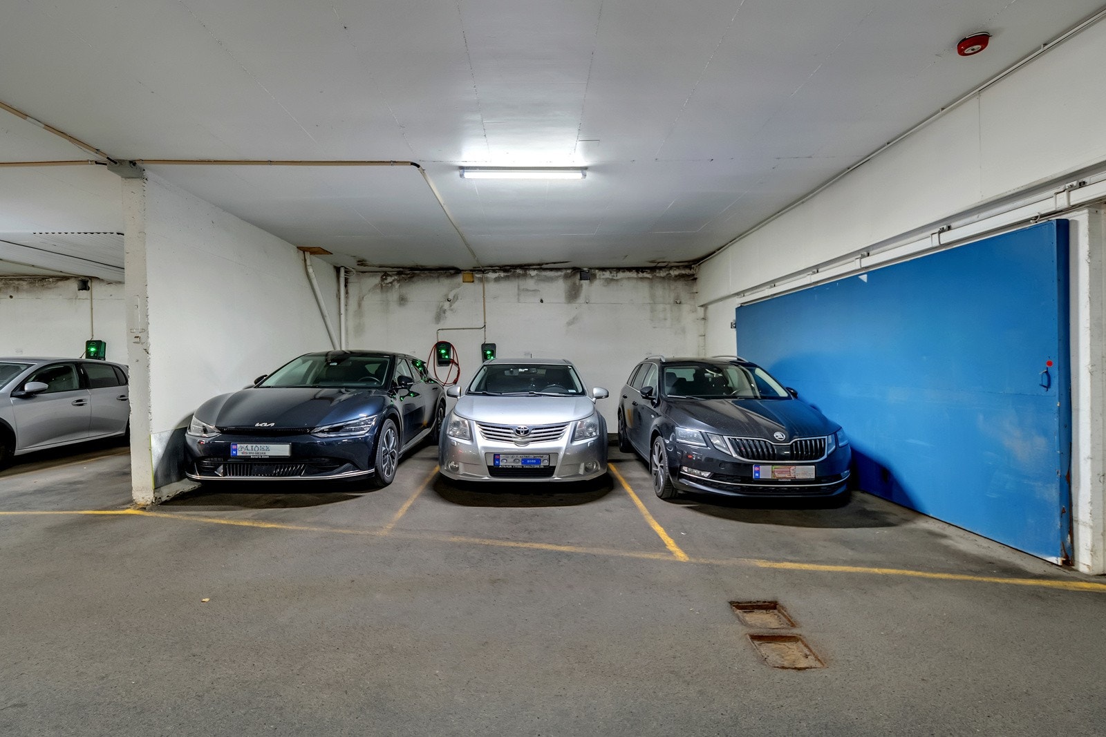 Det er parkering på reservert plass i felles garasjeanlegg i kjelleren med el-billader. Galleribilde